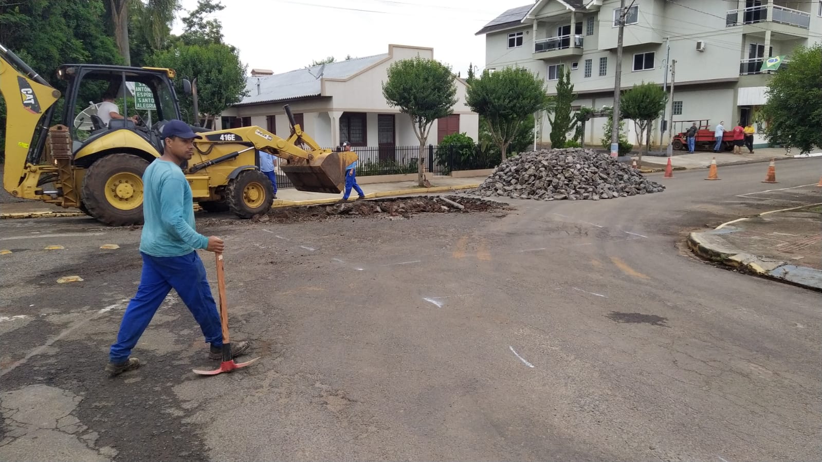 OBRAS DE REPERFILAGEM ASFALTICA NA RUA AMADIO JAHN